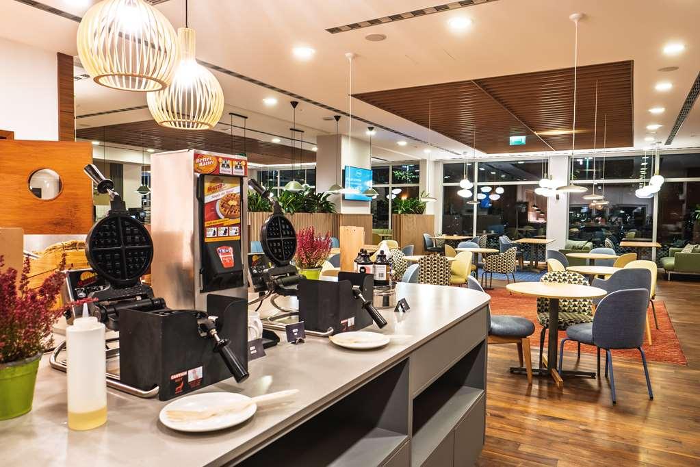 ホテル Hampton By Hilton シフィノウイシチェ レストラン 写真