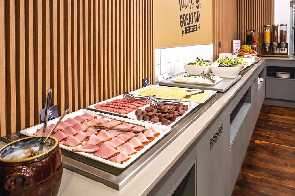 ホテル Hampton By Hilton シフィノウイシチェ レストラン 写真